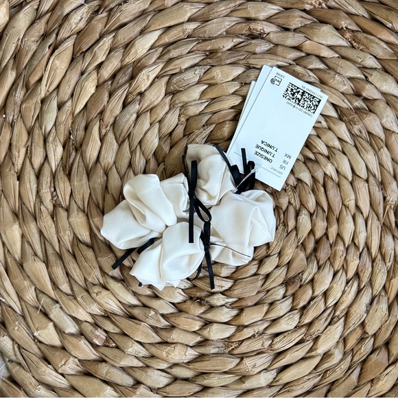 NWT H&M Cream Bow Decorated Scrunchie - Picture 5 of 5